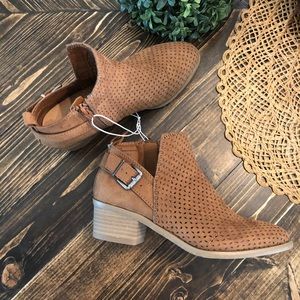 NWT Universal Thread laser cut buckle booties
